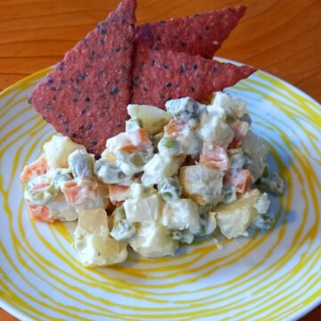 Insalata russa con crackers colorati