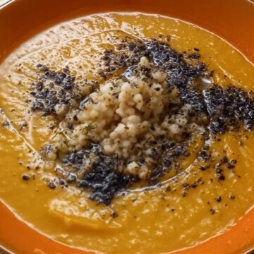 Vellutata di batata con sorgo e gomasio nero